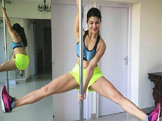 जैकलिन खुद को पोल डांस से रखती हैं फिट, जानें इसके जबरदस्‍त फायदे!  